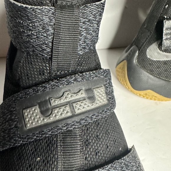 Nike LeBron James Soldier 10 GS 'Black Metallic Dark Grey'- Size 4Y - Picture 7 of 8